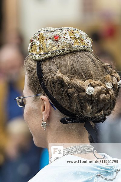 Kopfbedeckung  Haube gold und silber bestickt  Frauentracht  Trachten- und Schützenzug  Oktoberfest  München  Oberbayern  Bayern  Deutschland  Europa