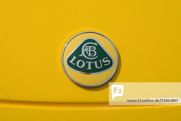 Emblem von englischem Sportwagen  Lotus Elise  Lotus Auto 2003