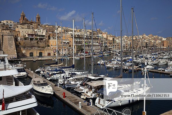 Ausblick über den Grand Harbour Jachthafen  hinten Basilika Maria Geburt  Vittoriosa  Malta  Europa