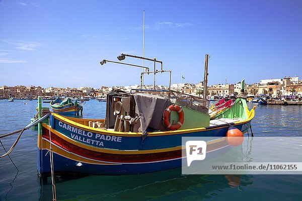 Luzzu  typisches buntes Fischerboot  Hafen von Marsaxlokk  Malta  Europa