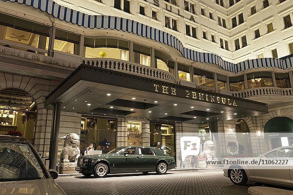 Rolls Royce vor The Peninsula  fünf Sterne Luxushotel bei Nacht  Tsim Sha Tsui  Kowloon  Hongkong  Asien