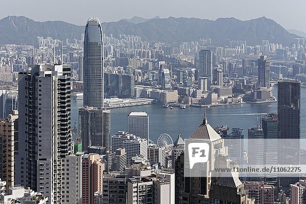 Stadtteil Central mit Wolkenkratzern Hochhäuser Two International Finance Center Victoria Harbour und Kowloon Ausblick von The Peak Victoria Peak Hongkong Island Hongkong China Asien