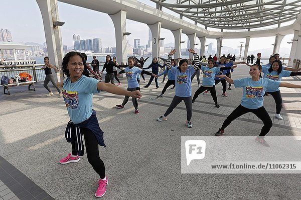 Südostasiatische Frauen tanzen Zumba auf einem Pier  Sonntag der philippinischen Hausmädchen  Hongkong Island  Hongkong  China  Asien
