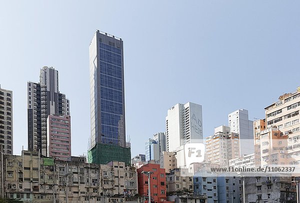 Heruntergekommene  marode Hausfassade  Wohnhäuser in der Victoria City  dahinter neue Hochhäuser  Sheung Wan  Hongkong Island  Hong Kong  China  Asien