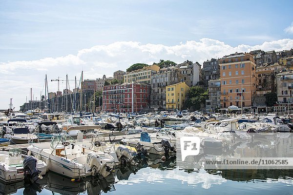 Alter Hafen mit Motorbooten  Vieux port  Port de Plaisance  Bastia  Département Haute-Corse  Nordküste  Korsika  Frankreich  Europa