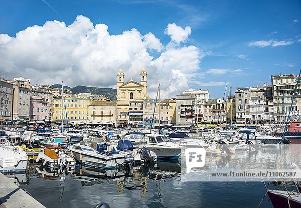 Alter Hafen mit Booten  Vieux port  Port de Plaisance  Marina mit der Kirche Saint Jean Baptiste  Bastia  Département Haute-Corse  Nordküste  Korsika  Frankreich  Europa