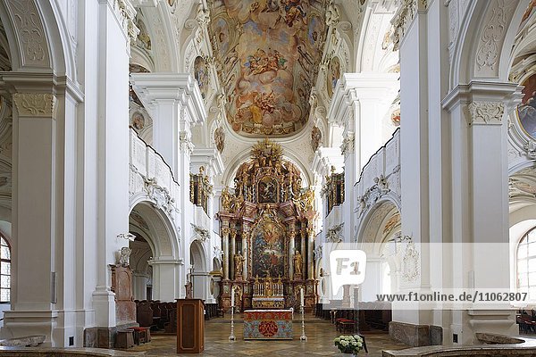 Chorraum mit Hochaltar  Abteikirche St. Mauritius  Kloster Niederalteich  Niederbayern  Bayern  Deutschland  Europa