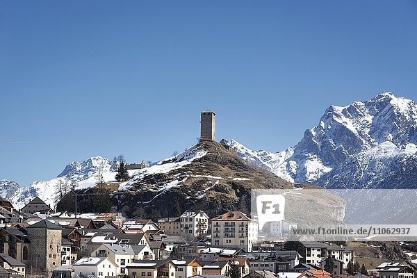 Bergdorf Arden mit Turm der Ruine Steinberg vor schneebedeckten Bergen  Unterengadin  Scuol-Ardez  Graubünden  Schweiz  Europa