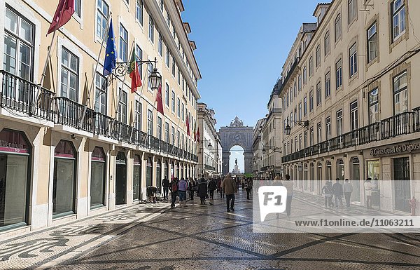 Straße zum Arco da Vitoria  Fußgängerzone  Lissabon  Portugal  Europa