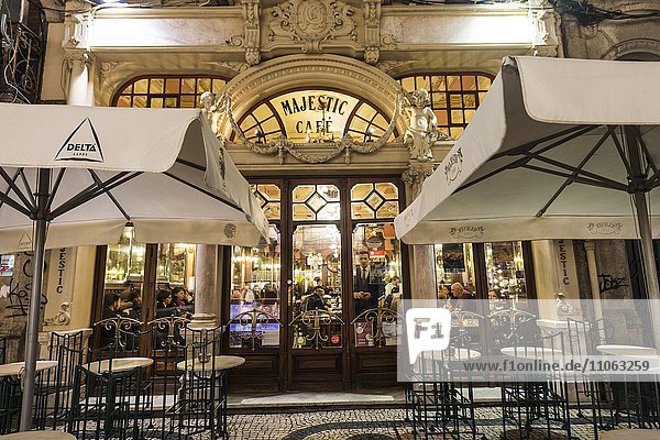 Café Majestic bei Nacht  Spätzeit der Belle Époque  Porto  Portugal  Europa