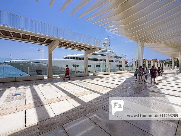 Promenade am Hafen mit Jacht  El Palmeral de las Sorpresas  Malaga  Costa del Sol  Andalusien  Spanien  Europa