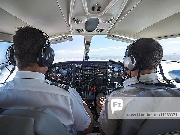 Zwei Piloten im Cockpit  steuern das Kleinflugzeug Cessna 406  Namibia  Afrika