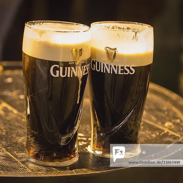 Gefüllte Biergläser mit Guinness Bier auf Holzfass im Irish Pub  Dublin  Irland  Europa
