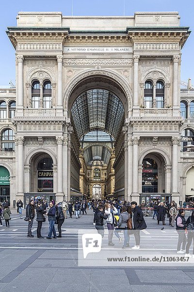 Triumphbogen am Eingang zur Galleria Vittorio Emanuele II  Domplatz  Piazza del Duomo  Mailand  Italien  Europa