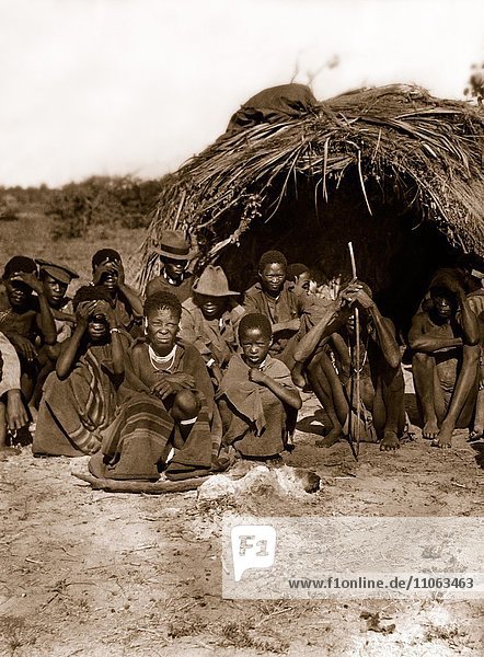 Historische Aufnahme 1918  Buschmann-Familien vor einer Hütte  ehemaliges Deutsch-Südwestafrika  Namibia  Afrika