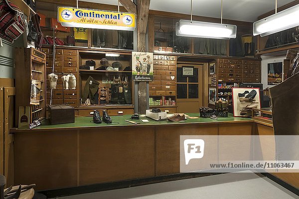 Lederwarengeschäft von 1957  Hirtenmuseum Hersbruck  Mittelfranken  Bayern  Deutschland  Europa