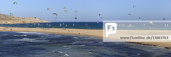 Kitesurfer und Windsurfer  Strand für Surfer  Prasonisi  Rhodos  Dodekanes  Ägäis  Griechenland  Europa