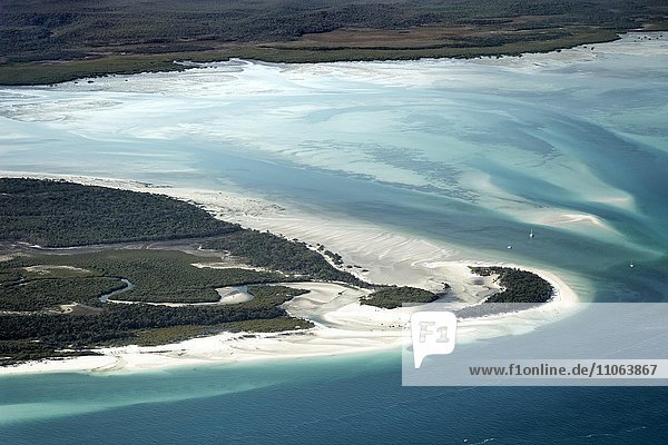 Moon Point und Sandy Point  Strand vor Sandbänke im Pazifik  Westspitze Frazer Island  Queensland  Australien  Ozeanien