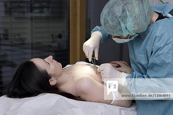 Patient und Hautarzt während einer Operation  Dermatologe  Düsseldorf  Deutschland  Europa
