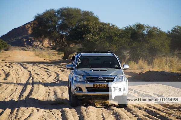 Geländewagen fährt auf einer Sandpiste im Süden  Keetmanshoop  Karas  Namibia  Afrika