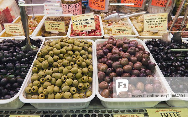Eingelegte Oliven  Markt  Mercato di Sant'Ambrogio  Florenz  Toskana  Italien  Europa