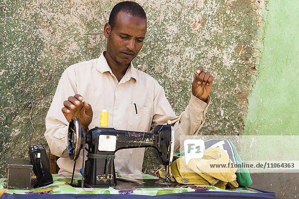 Schneider mit Nähmaschine auf dem Markt in Harar  Ostäthiopien