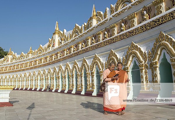 Buddhistische Mönche vor der gewölbten Kammer der Pagode von Umin Thounzeh  U Min Thonze  Sagaing bei Mandalay  Myanmar  Asien