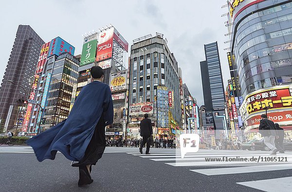 Kabukicho  Kreuzung bei Einbruch der Dunkelheit  Shinjuku  Tokio  Japan  Asien