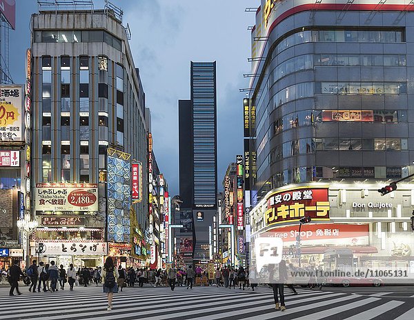 Kabukicho Kreuzung bei Einbruch der Dunkelheit Shinjuku Tokio Japan Asien