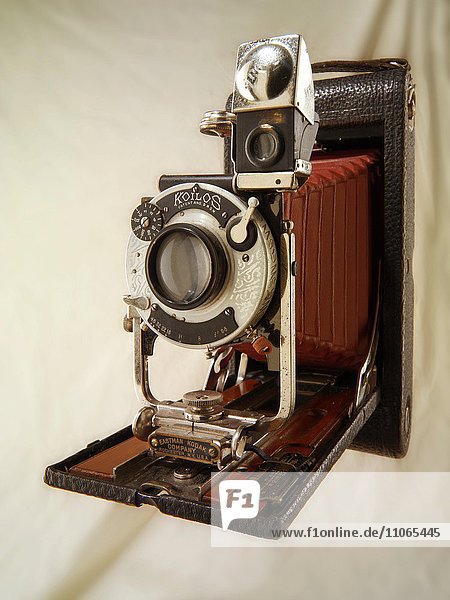 Alte Kodak Brownie Balgenkamera  mit rotem Balgen und Koilos Verschluss  circa 1915