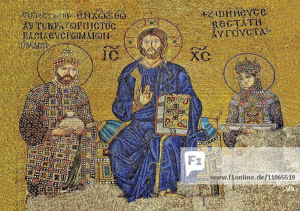 Mosaik von Christus Pantokrator mit Kaiser Konstantin IX und Kaiserin Zoe  Hagia Sophia  Istanbul  Türkei  Asien