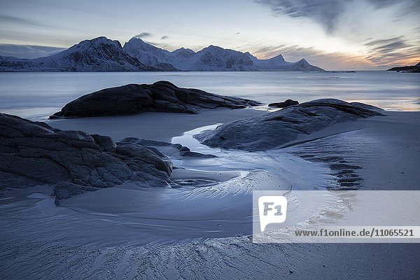 Küstenlinie  Strand des Ytter Vagje im Winter  Lofoten  Norwegen  Vik  Lofoten  Norwegen  Europa