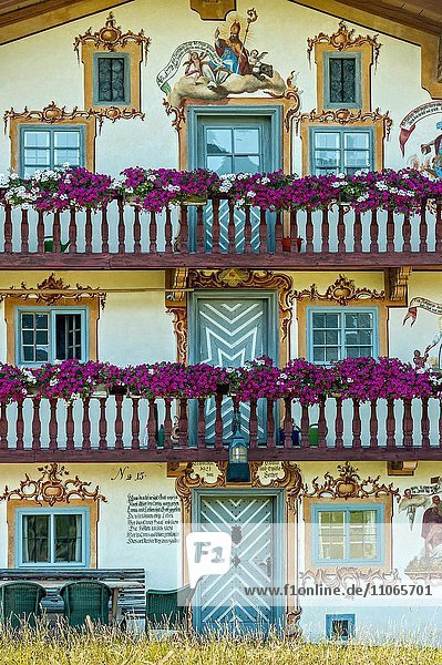 Wiedenhof farmhouse  painted with Bavarian Lüftlmalerei with red geraniums on balconies  Fischbachau  Upper Bavaria  Bavaria  Germany  Europe