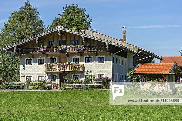 Altes Bauernhaus mit Blumenschmuck  Fischbachau  Oberbayern  Bayern  Deutschland  Europa