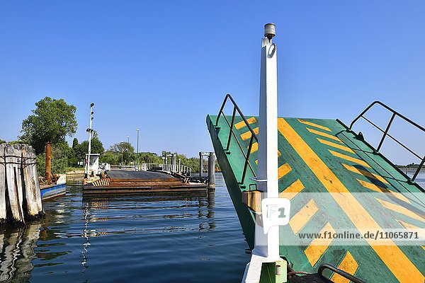 Anlegesteg  Fähre legt an  Pellestrina  Lido di Venezia  Venedig  Venetien  Italien  Europa