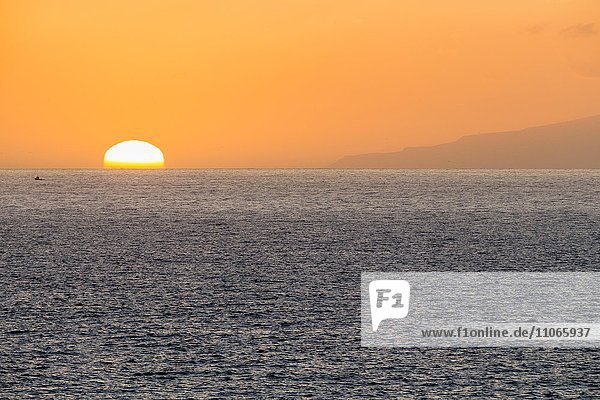 Untergehende Sonne über dem Meer  Costa Adeje  Teneriffa  Kanarische Inseln  Spanien  Europa