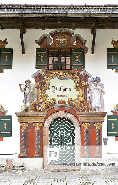 Eingang mit Lüftlmalerei am Rathaus  Fassadenbemalung von 1922  Ruhpolding  Oberbayern  Bayern  Deutschland  Europa
