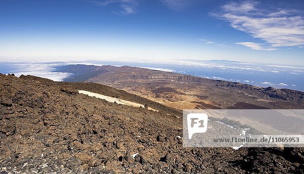 Ausblick vom Pico del Teide auf die Caldera  das Anaga-Gebirge  hinten Gran Canaria  Teneriffa  Kanarische Inseln  Spanien  Europa