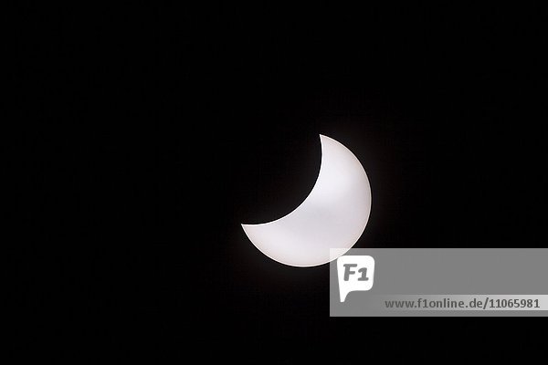 Partielle Sonnenfinsternis  Mond steht vor der Sonne  Konstanz  Baden-Württemberg  Deutschland  Europa