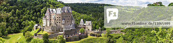 Burg Eltz mit Burgruine Trutzeltz  auch Baldeneltz  Wierschem  Rheinland-Pfalz  Deutschland  Europa