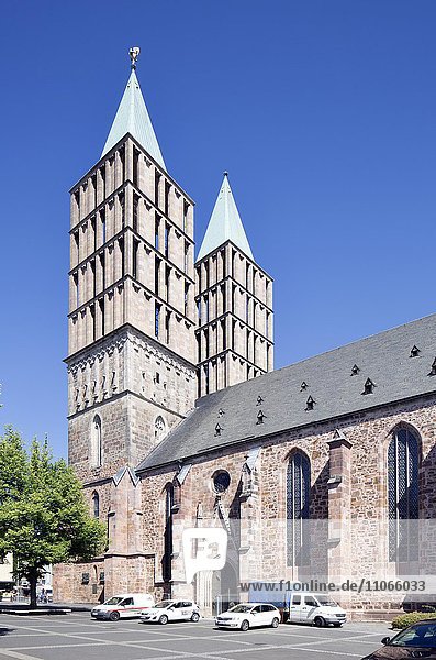 Martinskirche mit wiederaufgebauten Türmen von 1958  Kassel  Hessen  Deutschland  Europa