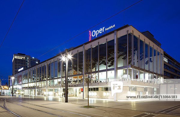 Opernhaus und Schauspielhaus bei Dämmerung  Willy-Brandt-Platz  Frankfurt am Main  Hessen  Deutschland  Europa