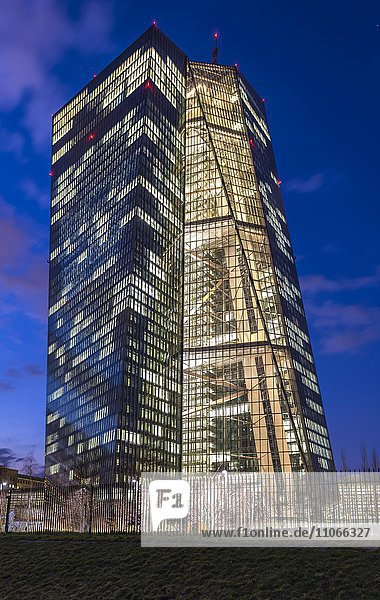 Hell erleuchtete Europäische Zentralbank EZB in der Abenddämmerung blaue Stunde Frankfurt am Main Hessen Deutschland Europa
