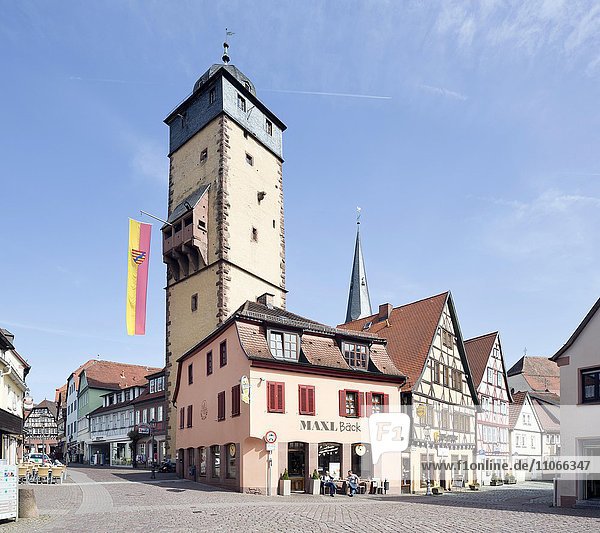 Fachwerkhäuser und Bayersturm in der historischen Altstadt  Lohr am Main  Main-Spessart  Unterfranken  Bayern  Deutschland  Europa