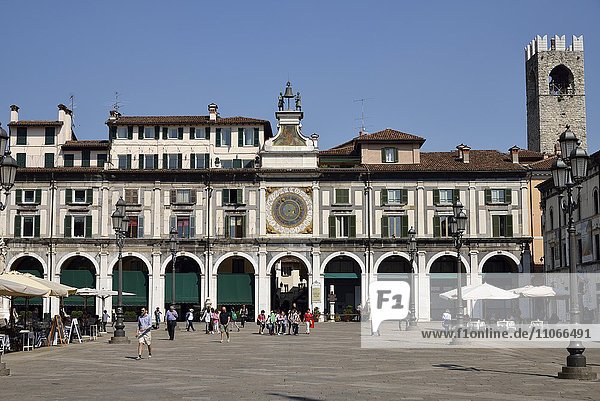 Uhrturm mit historischer astronomischer Uhr  Piazza della Loggia  Brescia  Lombardei  Italien  Europa