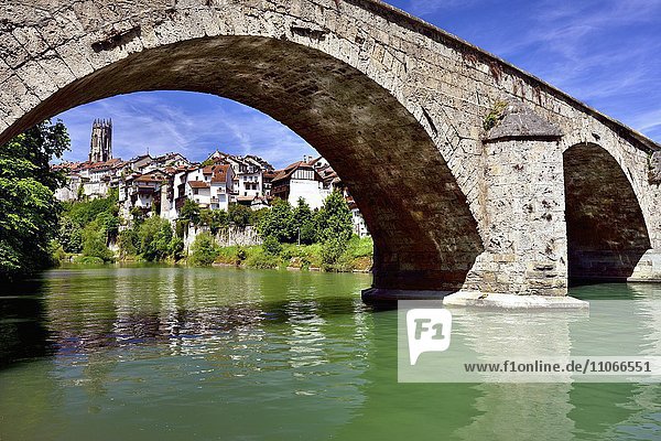 Mittlere Brücke  Pont du Milieu mit Altstadt  Freiburg  Fribourg im Üechtland  Kanton Freiburg  Schweiz  Europa