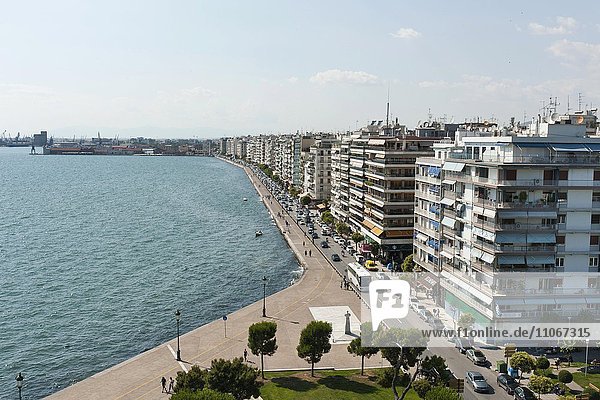 Ausblick auf die Uferpromenade vom Weissen Turm  Thessaloniki oder Saloniki  Zentralmakedonien  Griechenland  Europa