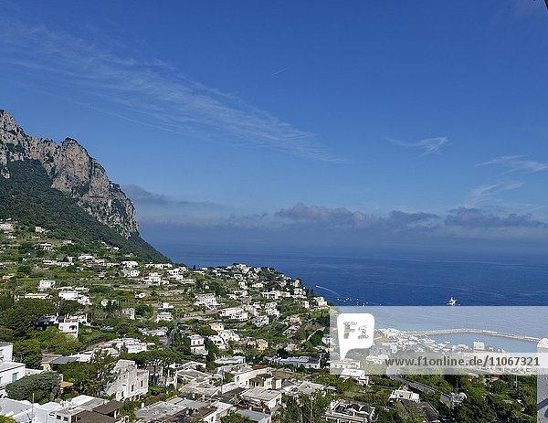 Ausblick von der Piazza Umberto auf Marina Grande und den Monte Solero  Capri  Golf von Neapel  Kampanien  Italien  Europa