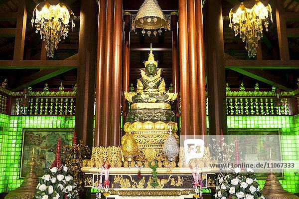 Nachbildung des Smaragd-Buddha von Bangkok  Tempelanlage Wat Phra Kaeo  Wat Phra Kaew  Chiang Rai  Provinz Chiang Rai  Nordthailand  Thailand  Asien
