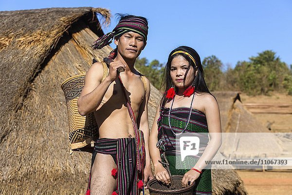 Phnong Mann und Frau in traditioneller Kleidung  Ethnische Minderheit  Pnong  Bunong  Senmonorom  Sen Monorom  Provinz Mondulkiri  Kambodscha  Asien
